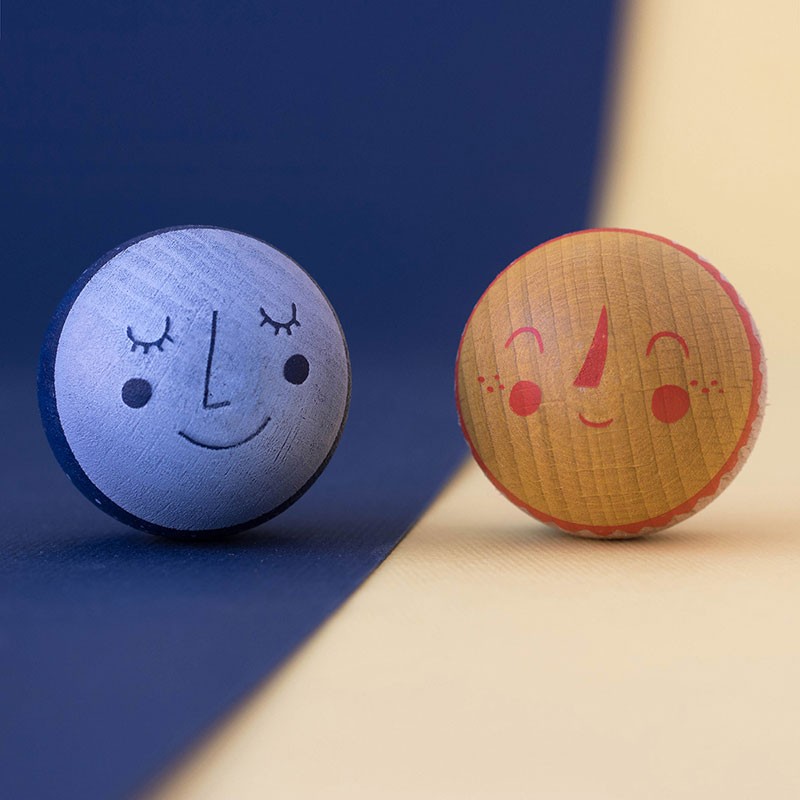 <p>beech wood spinning top</p>